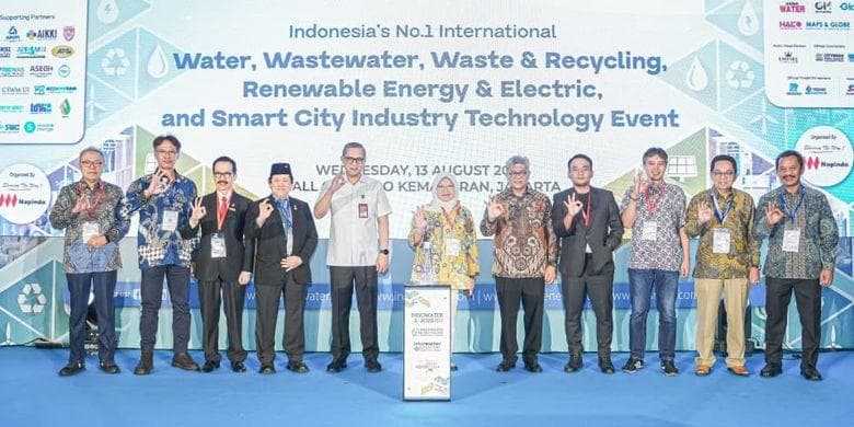 Para pejabat dan perwakilan industri berfoto bersama usai pembukaan Indo Waste &amp; Recycling 2025 Expo &amp; Forum yang menjadi bagian rangkaian Indo Water, Indo Renergy and Electricity, serta Indo International Smart City di JIExpo Kemayoran, Jakarta. (Dok. Istimewa via Kompas)