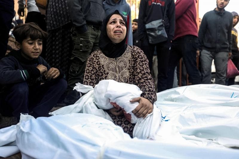 Seorang ibu meratapi putranya yang tewas dalam serangan udara Israel di Khan Younis, Gaza. Hingga kini, tercatat belasan ribu anak menjadi korban konflik yang berubah menjadi genosida tersebut. (Getty Image/Ahmad Hasaballah via NBC News)