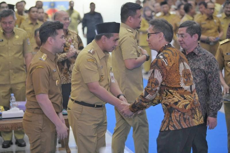 Wakil Gubernur Jateng Taj Yasin saat bertemu dengan Menteri Kesehatan Budi Gunadi Sadikin. (Humas Jateng)