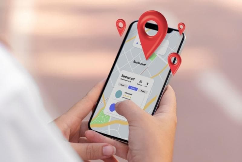 Selain dengan ponsel android, kamu juga bisa menambahkan alamat rumah di Google Maps dengan iPhone. (Freepik)