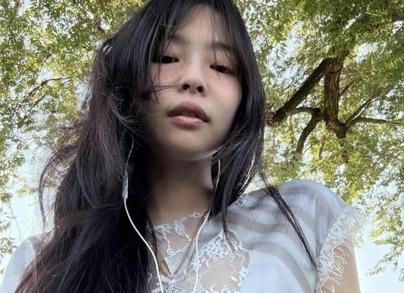 Jennie BLACKPINK saat memakai earphone kabel. (IG/Jennie Blackpink)