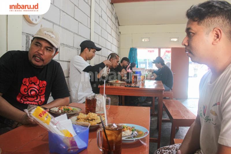 Pegunjung sedang berbincang sambil menikmati kuliner khas Magelang, sop senerek yang dibuat dari bahan kacang merah. (Inibaru.id/ Imam Khanafi)