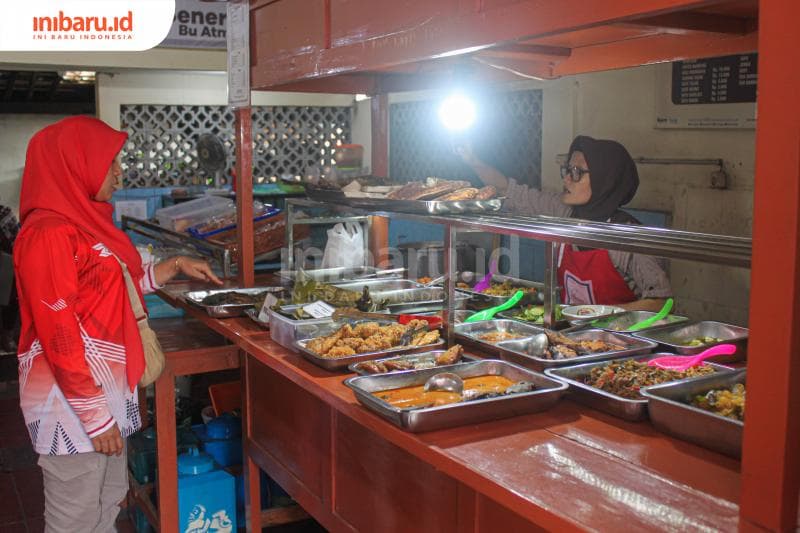 Menu selain Sop Senerek yang juga bisa di beli oleh pegunjung. (Inibaru.id/ Imam Khanafi)&nbsp;