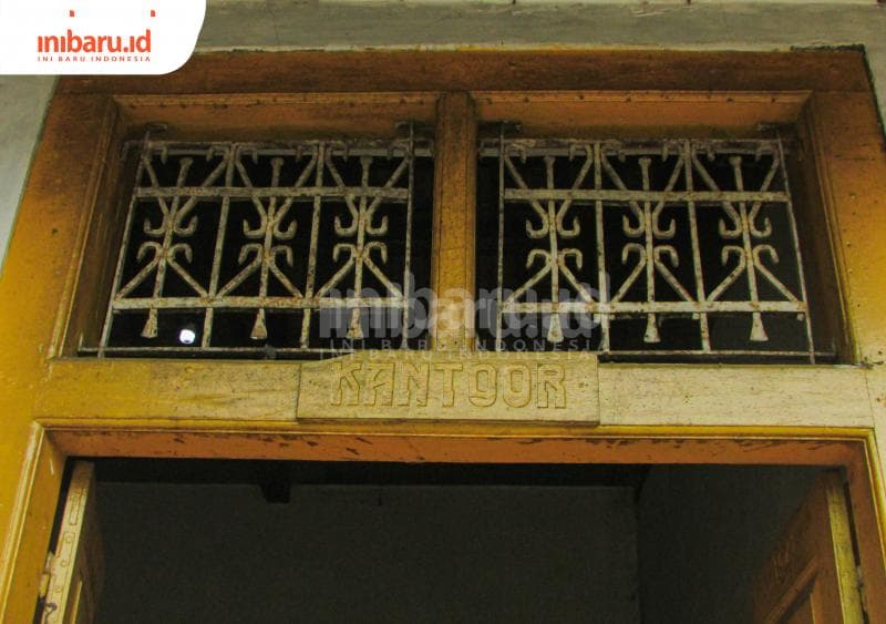 Salah satu pintu yang masih bertulikan tulisan belanda atau ejaan belandan (Inibaru.id/Imam Khanafi)