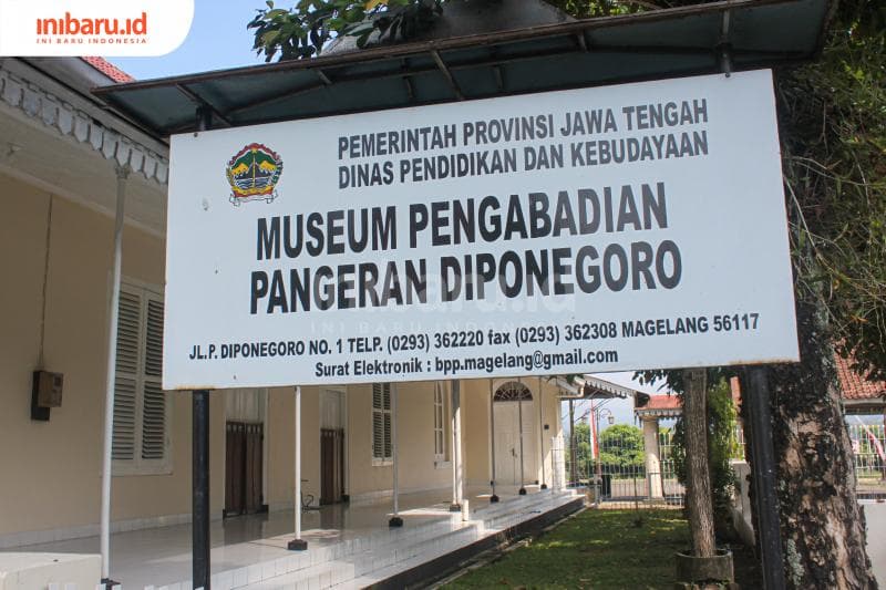 Bangunan bercorak kolonial itu berdiri kokoh di Jalan Diponegoro No 1, Kota Magelang. (Inibaru.id/ Imam Khanafi)