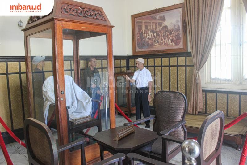 Sunaryo, penjaga Museum Diponegoro, menjelaskan kepada pengunjung. (Inibaru.id/Imam Khanafi)