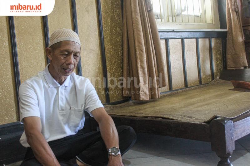 Sunaryo, penjaga Museum Diponegoro, sedang menjelaskan saah satu koleksi museum. (Inibaru.id/Imam Khanafi)