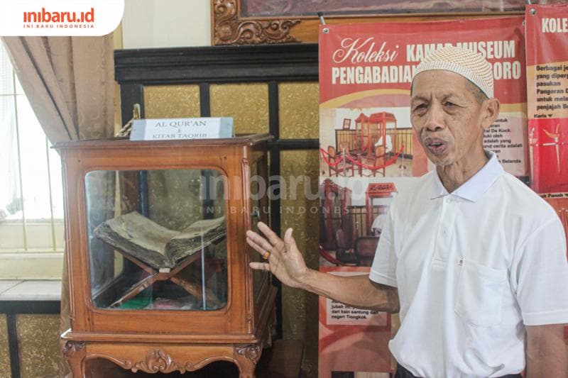 Sunaryo, penjaga Museum Diponegoro, menjelaskan kepada pengjung. (Inibaru.id/Imam Khanafi)