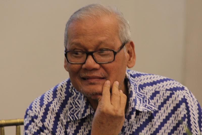 Saur Hutabarat, lewat refleksi tajamnya, menunjukkan bahwa sinting bukan kehilangan nalar, melainkan keberanian menolak kompromi. (saurmhutabarat.com)