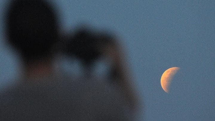 Kamu bisa menikmati fenomena alam ini selama 1 jam 22 menit. (Antara/Saiful Bahri)&nbsp;