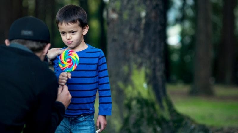 Jangan sampai keselamatan anak menjadi taruhan karena membagikan informasi tanpa sadar. (Smartparent)