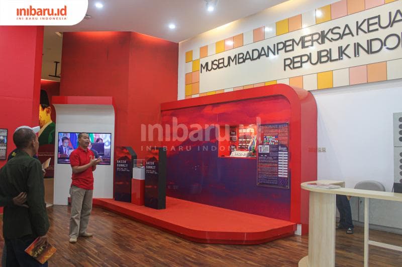 Cahyo, pemandu di Museum BPK sedang menjelaskan sejarah museum sebelum menyusuri museum. (Inibaru.id/Imam Khanafi) 