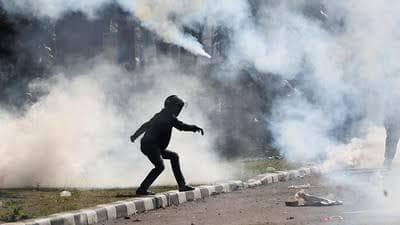 Ilustrasi demonstran harus berhadapan dengan gas air mata. (Reuters)&nbsp;