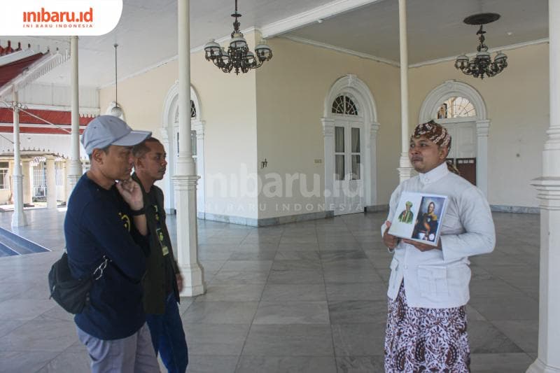 Gus Wista sedang menjelaskan kepada peserta tentang sosok berpengaruh di Magalang waktu itu. (Inibaru.id/Imam Khanafi)