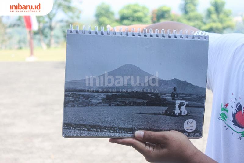 Foto sebagai alat peraga yang digunakan&nbsp;Gus Wista untuk menjelaskan sejarah Magelang. (inibaru.id/Imam Khanafi)