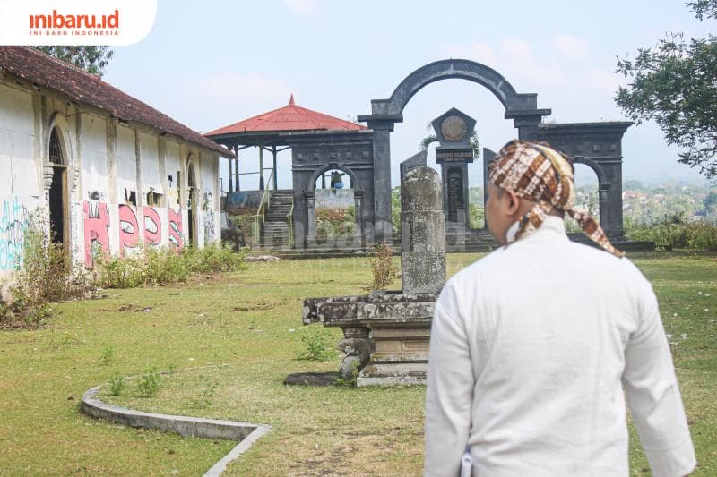Gus Wista melangkah di lokasi yang dulu adalag UGM cabang Magelan. (Inibaru.id/Imam Khanafi)