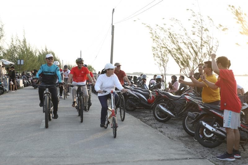 Wali Kota Semarang Agustina Wilujeng saat menyusuri Pantai Mangunharjo. (Humas Pemkot)