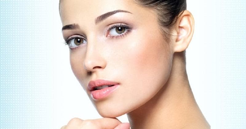 Rahang tegas bisa didapatkan dengan mengurangi lemak di sekitar wajah dan leher. (Skinmag)