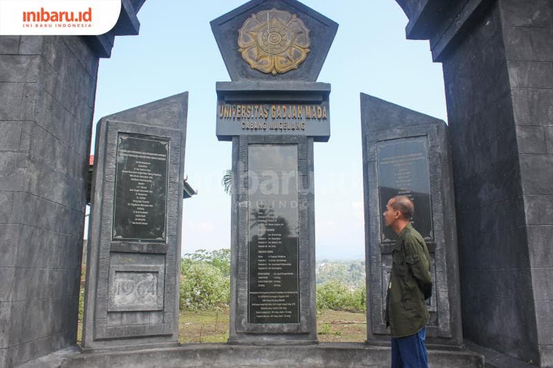 Kini, hanya monumen kecil ini yang bisa menjadi penanda UGM cabang Magelang ada ukiran nama staf pengajar dan mahasiswa dan “1964–1978” tertera jelas, menandai masa. (Inibaru.id/Imam Khanafi)