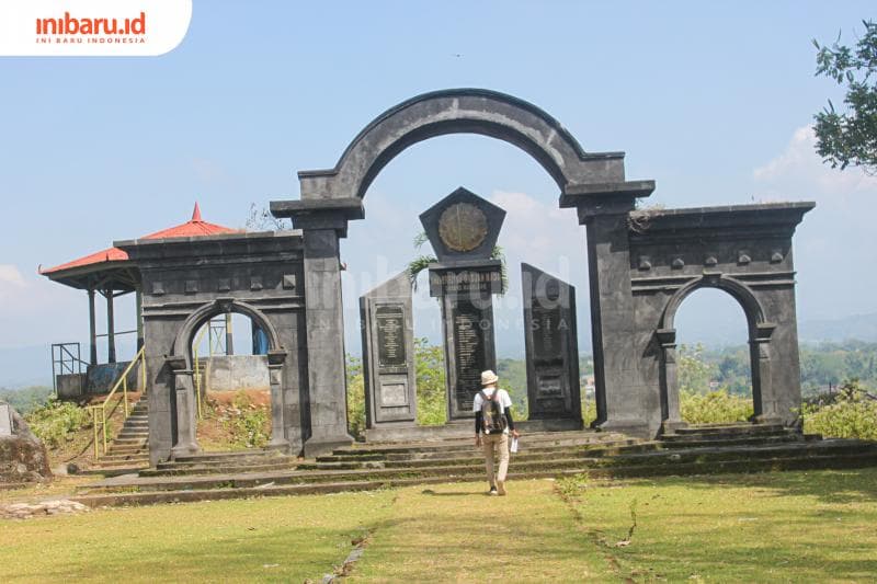 Seseorang menuju monumen penanda adanya UGM Cabang Magelang. (Inibaru.id/Imam Khanafi)