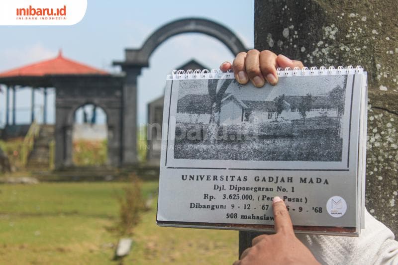 Gus Wista menjukan foto lama UGM Cabang Magelang.&nbsp;(Inibaru.id/Imam Khanafi)