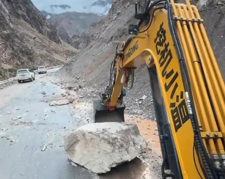 Salah satu aksi yang dilakukan Wen dengan ekskavatornya saat melakukan perjalanan. (SCMP/Douyin-&nbsp;Wen Xiangpu)