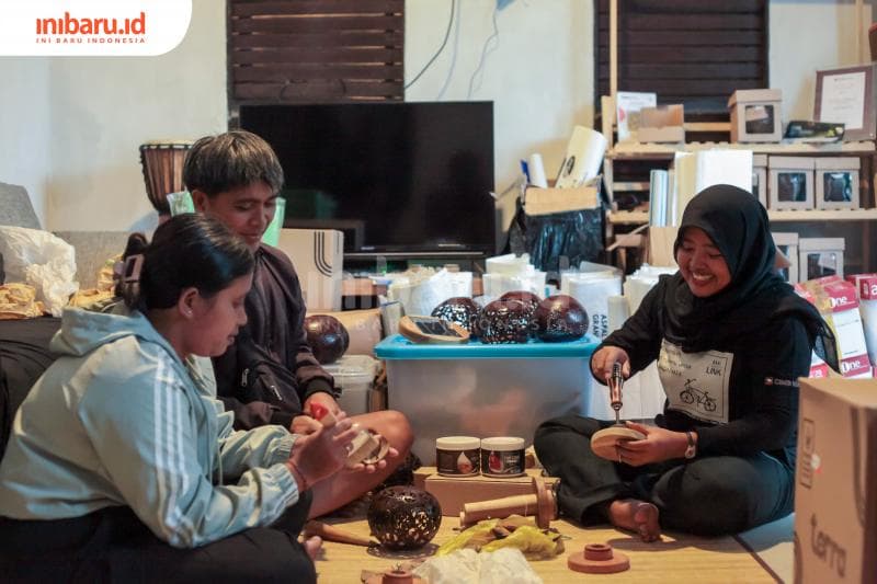 Lampu Dekorasi 'Decoco Luminer', Karya Seni dari Batok Kelapa yang Bertenaga Surya