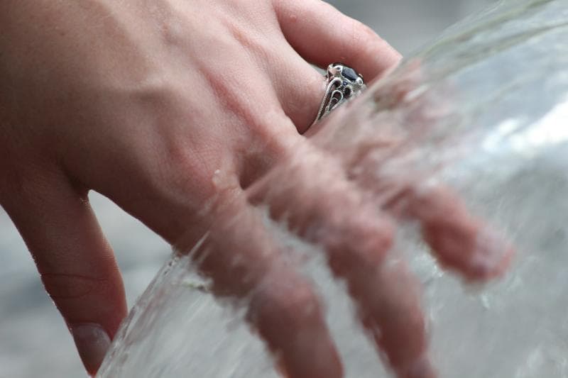 Penggunaan cincin disebut terkait dengan virus corona (Flickr/see-through-the-eye-of-g)