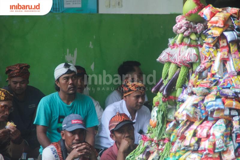 Warga di Dukuh Mranak, Desa Lau, lagi menunggu untuk acara puncak di Sendang Kamulyan (Inibaru.id/Imam Khanafi)