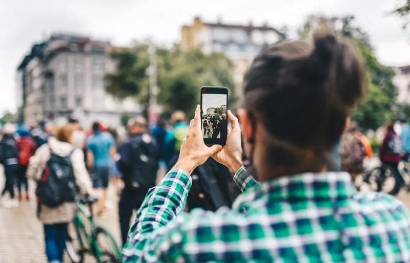 Ilustrasi: Merekam aksi massa yang ricuh secara live untuk mendapatkan keuntungan adalah bentuk komersialisasi konflik. (Yesmagazine)