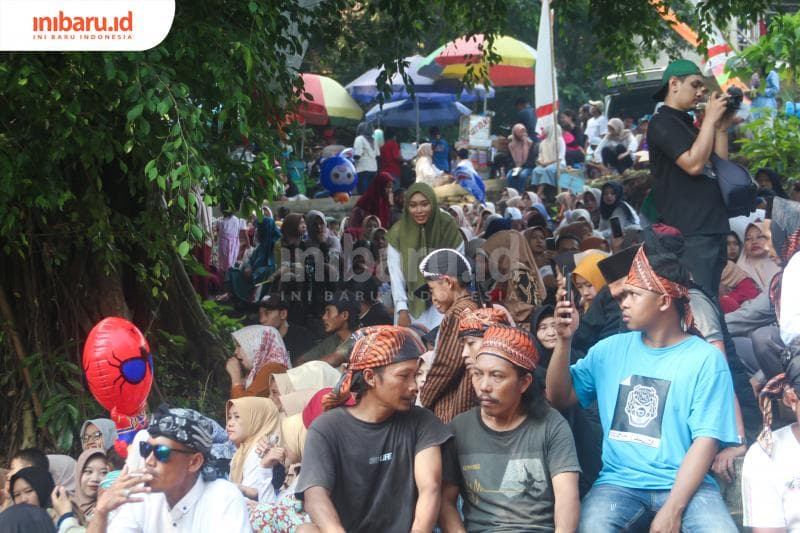 Warga Mranak memenuhi jalanan di Sendang Kamulyan. (Inibaru.id/Imam Khanafi)