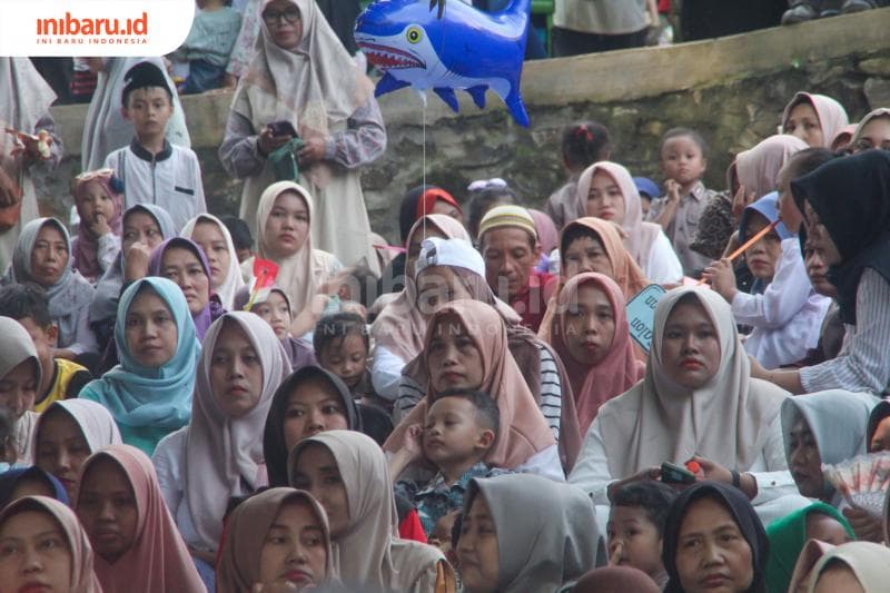 Warga Mranak memenuhi jalanan di Sendang Kamulyan. (Inibaru.id/Imam Khanafi)