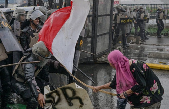 Tren ini terinspirasi dari seorang ibu berkerudung pink yang berada di garis depan saat demo di Senayan. (via FT News)