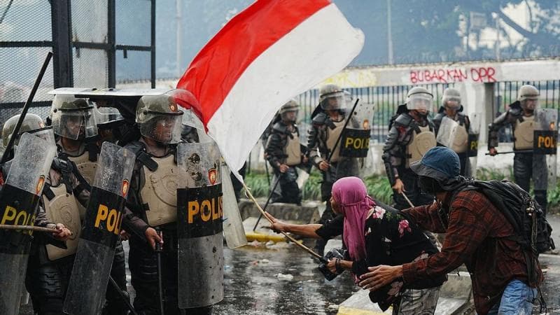 Benturan yang rentan terjadi saat berunjuk rasa membuat kita perlu mengetahui kapan sinyal bahaya muncul dan kapan waktu yang tepat untuk mundur. (VOI/Bambang E Ros)