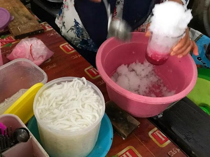 Butiran tepung tapioka mirip cendol yang jadi ciri khas Es Sagwan. (IG/Infotegal)