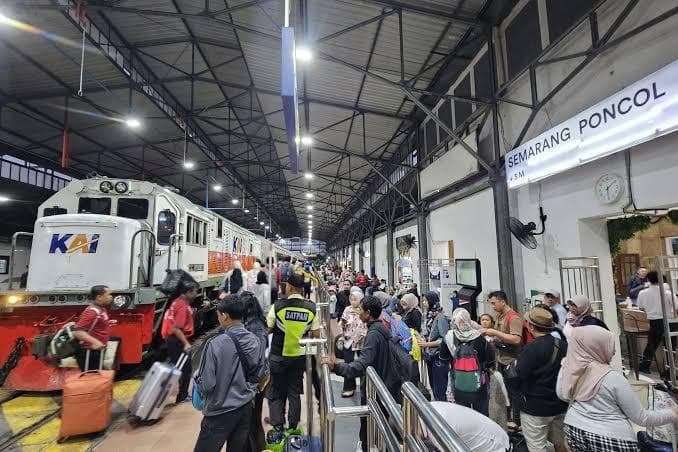 Stasiun Semarang Poncol tercatat memberangkatkan 132.316 penumpang selama Agustus menjadikannya stasiun primadona di Jateng. (via Indoraya News)