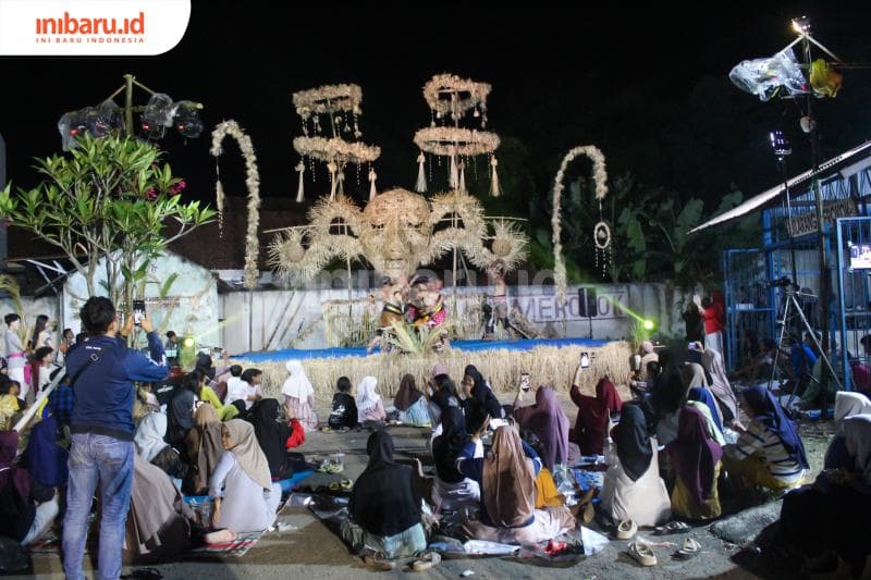 Penonton warga kampung di Festival Kampung Budaya Cabean #7 (Inibaru.id/Imam Khanafi)