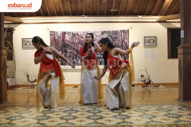 Beberapa penari dari Bhatari Mulya sedang merespon karya Putut di ruang pamer. (Inibaru.id/Imam Khanafi)