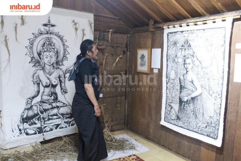 Putut menunjukan karyanya di ruang pamer. (Inibaru.id/Imam Khanafi)