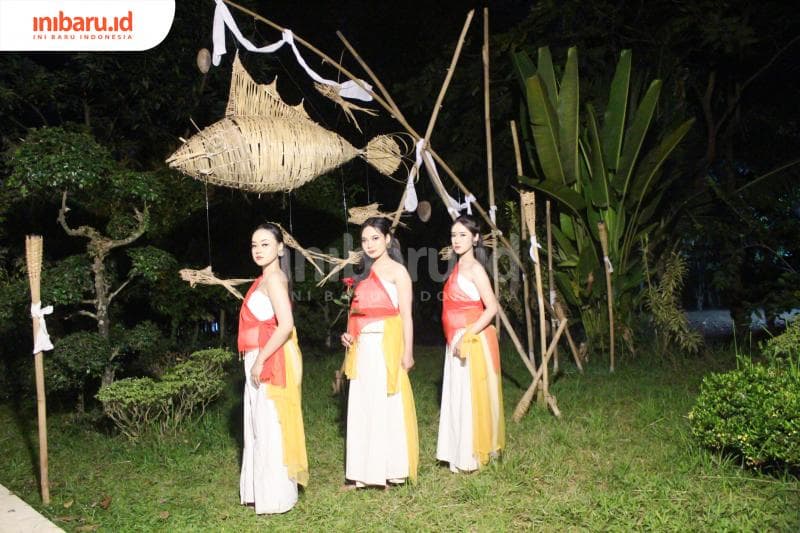 Beberapa penari dari Bhatari Mulya sedang merespon karya Putut di ruang pamer. (Inibaru.id/Imam Khanafi)