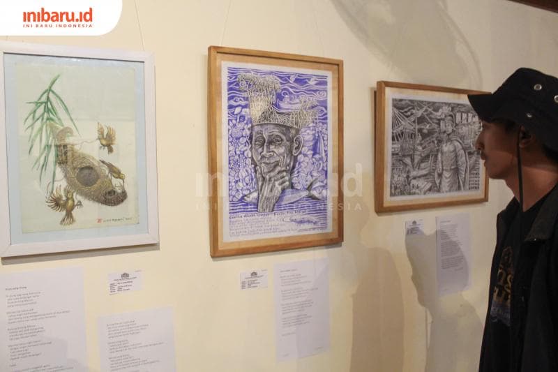 Pengunjung menikmati karya Putut di ruang pamer. (Inibaru.id/Imam Khanafi)