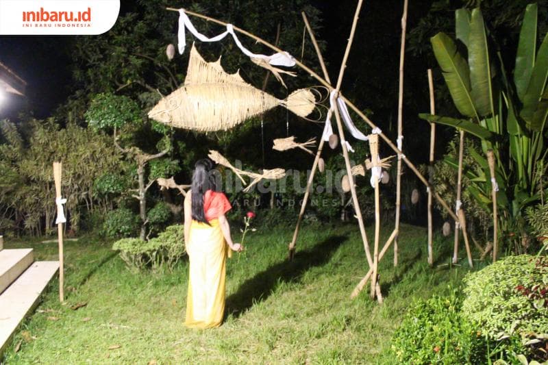 Penari dari Bhatari Mulya sedang merespon karya Putut di ruang pamer. (Inibaru.id/Imam Khanafi)