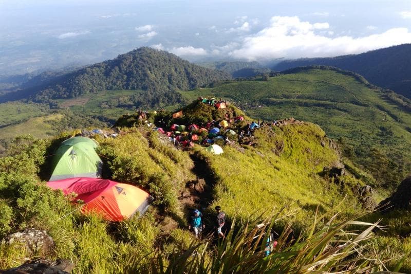 Tidak ada kawah di puncak Gunung Ungaran. (Getlost/Arief Munaji)