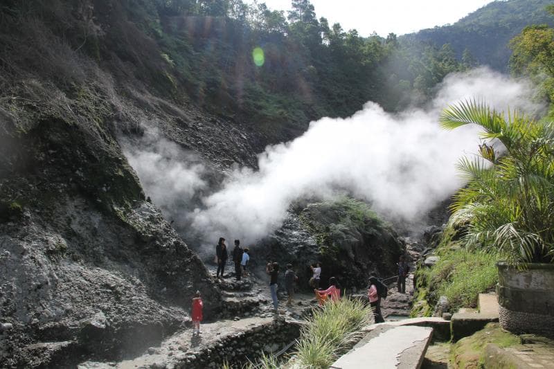 Salah satu kawah Gunung Ungaran di kawasan Candi Gedongsongo. (Ikazenita)