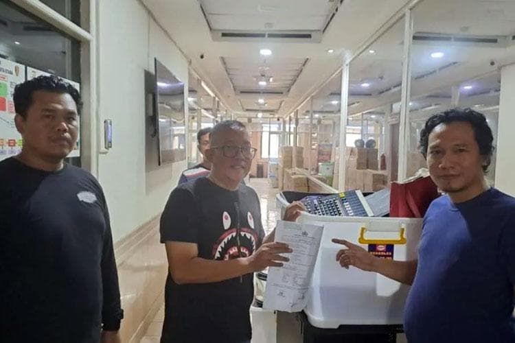 Petugas kepolisian Metro Jakut mendampingi warga yang mengembalikan barang jarahan milik Ahmad Sahroni di Jakarta, Jumat (5/9/2025). (Antara/HO-Polres Metro Jakut)