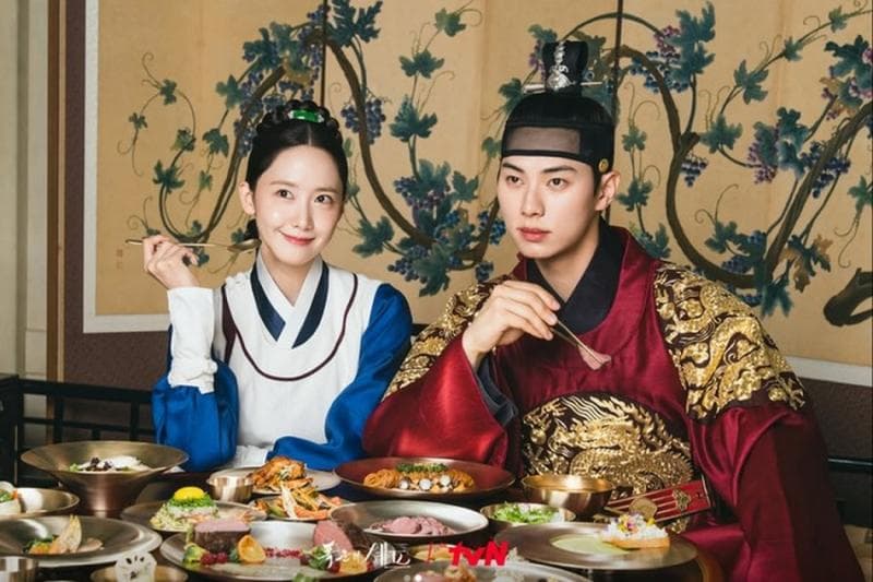 Potongan gambar dari drama Korea 'Bon Appetit, Your Majesty'. (TvN/Netflix)