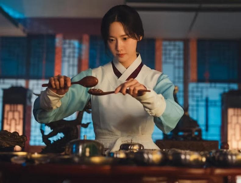 Yoona saat tampil sebagai koki di drama Korea 'Bon Appetit, Your Majesty'. (TvN/Netflix)