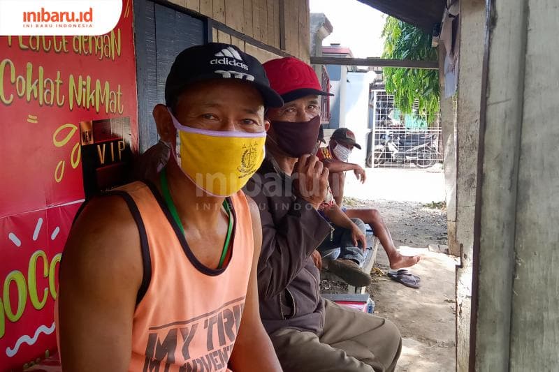 Warga yang berkerumun ini mengaku takut jika bertemu dengan orang baru. (Inibaru.id/ Zulfa Anisah)