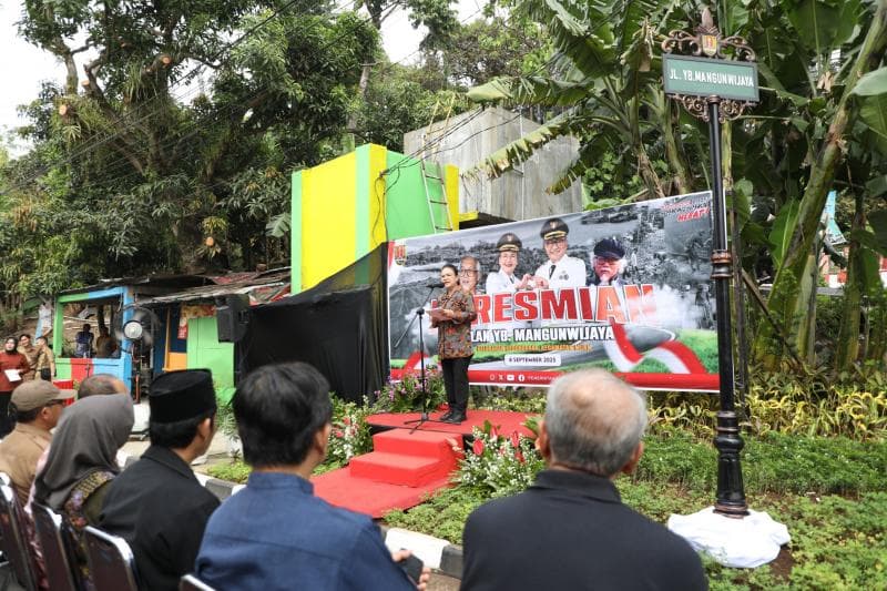 Wali Kota Semarang Agustina Wilujeng saat meresmikan Jalan YB Mangunwijaya. (Humas Pemkot)