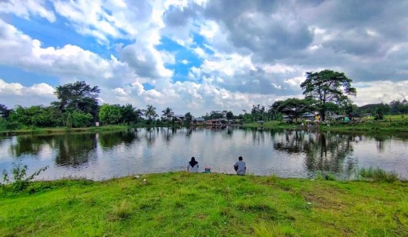 Bendungan Kendalsari cocok untuk dijadikan lokasi piknik. (Purwomartani Cellular Shop)